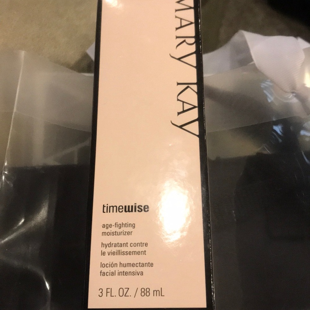 Age fighting moisturizer/ new in the box